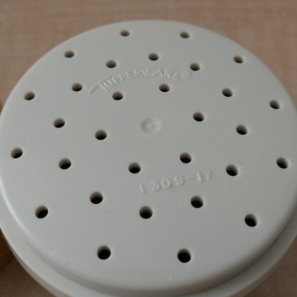 Vtg Tupperware Stackable Salt & Pepper Shakers - Picture 2 of 7